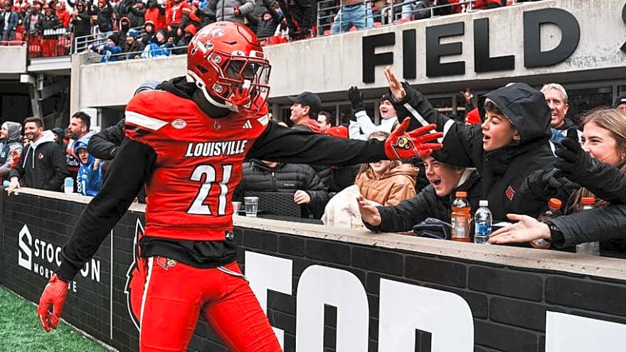 Cincinnati Football Adding Veteran Defensive Back to 2026 Roster Right Before Season Kickoff