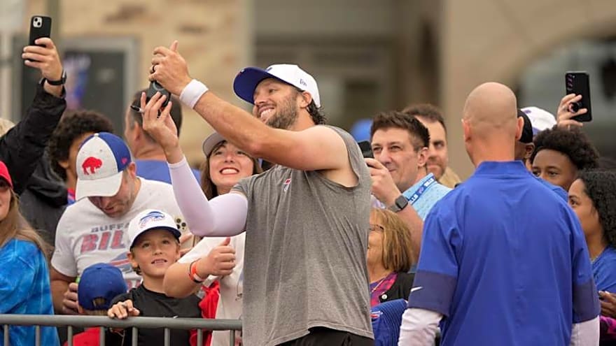 Dapper Josh Allen&#39;s helmet choice thrills Bills&#39; fans at Blue & Red practice