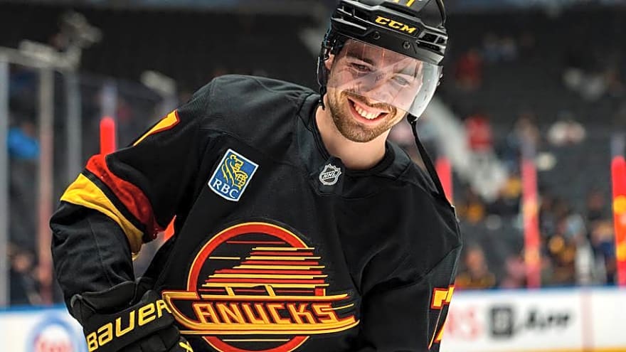3 forwards Kyle Davidson could target For Blackhawks struggling offense