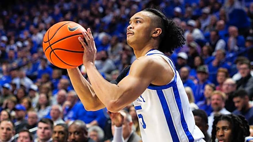 What does Jaland Lowe hitting the transfer portal mean for Kentucky?