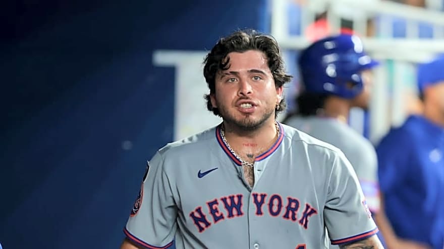 Mets&#39; catcher to undergo thumb surgery after playing through injury