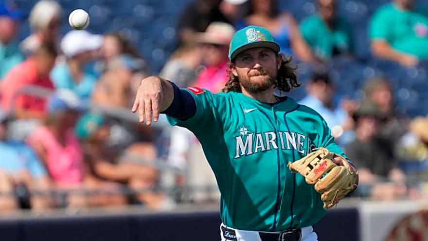 The Arizona Diamondbacks defeat the Mariners, 3-1, on a dusty, desert night