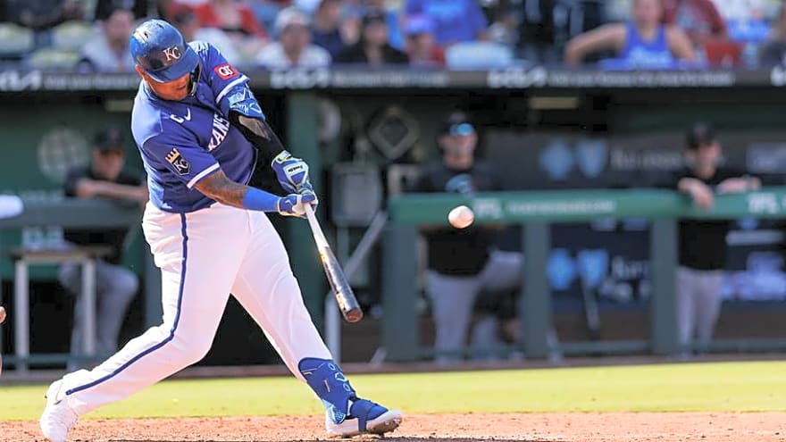 Royals' Salvador Perez Swinging Hot Bat to Kick Off September