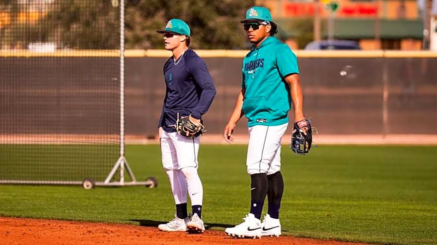 The Mariners defeat the San Diego Padres before a record Spring Training crowd