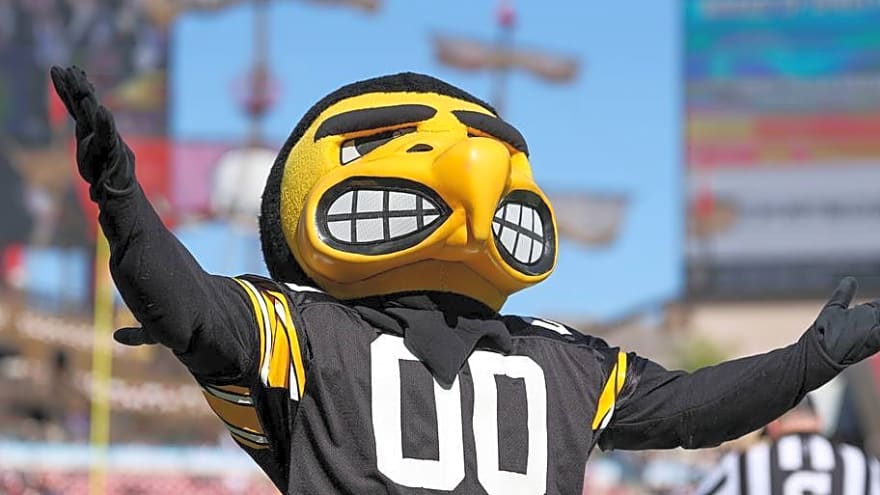 Should the Iowa Hawkeyes Prefer the SEC or ACC in Bowl Projections?
