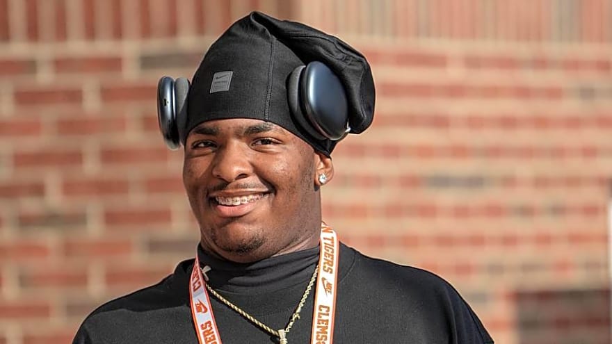 Blue Chip In-State OL Chooses Rival South Carolina over Clemson
