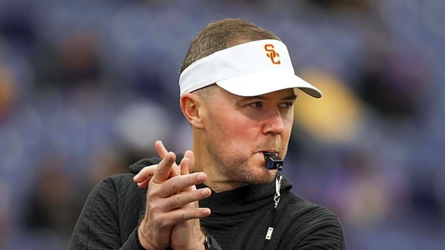 USC Trojans Welcome Surprise Visitor at Spring Practice
