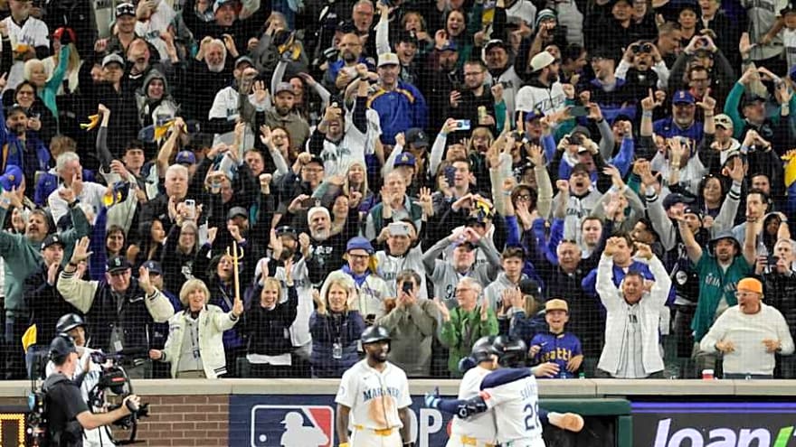 Cal Raleigh Has Awe-Struck Reaction To Mariners&#39; ALCS Crowd Explosion