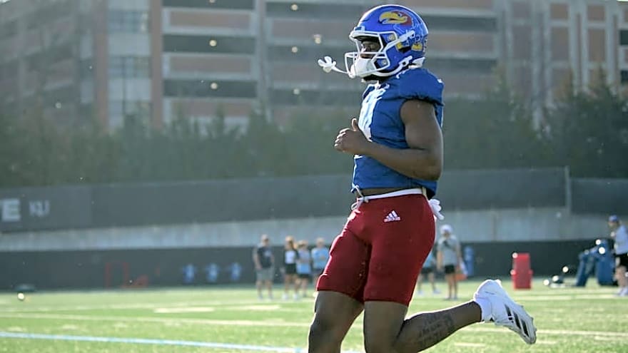 Former Elite Kansas Football Recruit Transitioning to Basketball Career