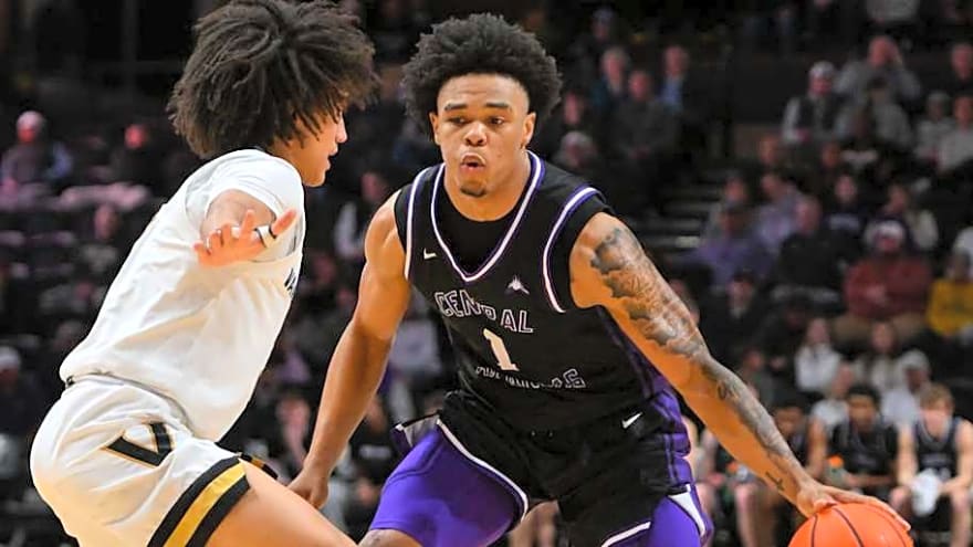 Former Wisconsin Badger drops 49 points in conference tournament finals