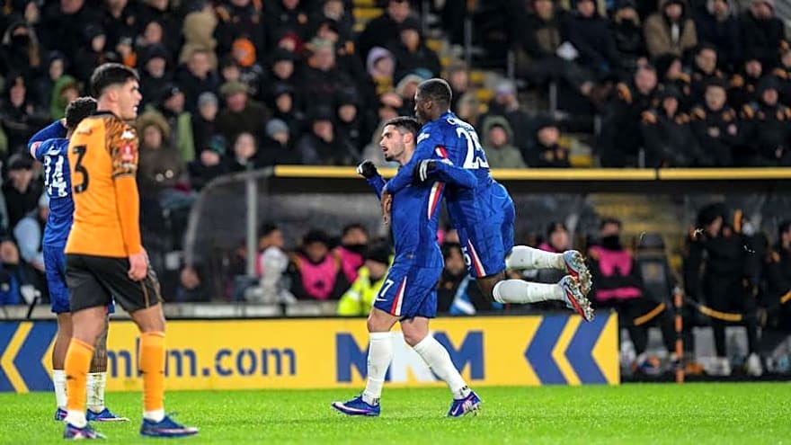 'He's world class' - Liam Rosenior puzzled by online criticism towards Chelsea star