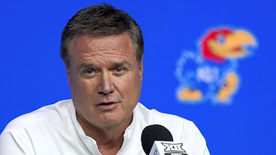 Kansas Basketball&#39;s Bill Self Scouting Top 25 Recruit and Key Target at EYBL
