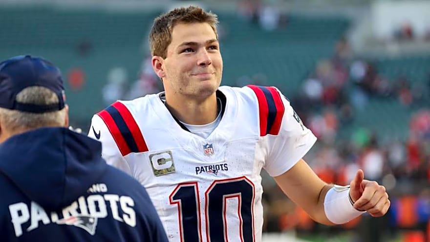 Patriots' Drake Maye and Wife Bring Fans Holiday Cheer