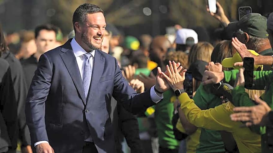 Oregon Ducks&#39; Dan Lanning Reveals Summer Plans For Quarterbacks Dante Moore, Austin Novosad