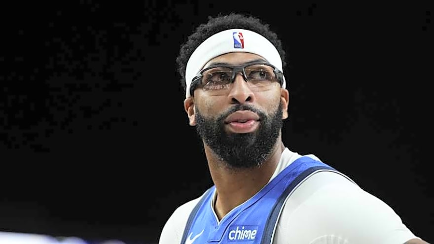 Will Anthony Davis, Deandre Ayton play in Mavericks-Lakers?