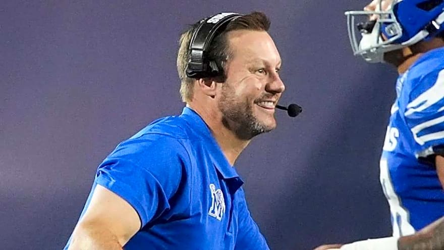 Razorbacks hire Larry Smith to lead wide receivers group of new offense