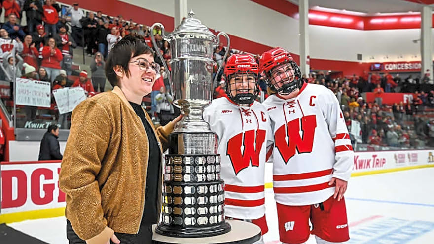 Wisconsin women&#39;s hockey tabbed as WCHA preseason favorite