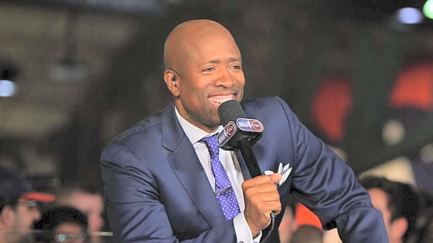 Kenny “The Jet” Smith Visits UNC Men’s Basketball
