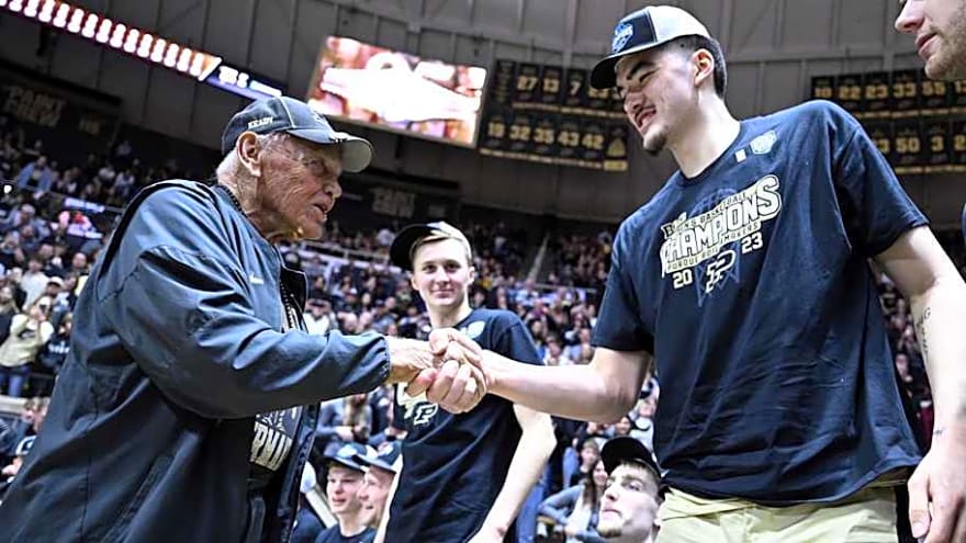 Zach Edey's Gesture to Gene Keady A Perfect Example of Purdue Basketball's 'Family'