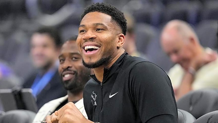 Giannis Antetokounmpo Looks Healthy While Trade Rumors Abound