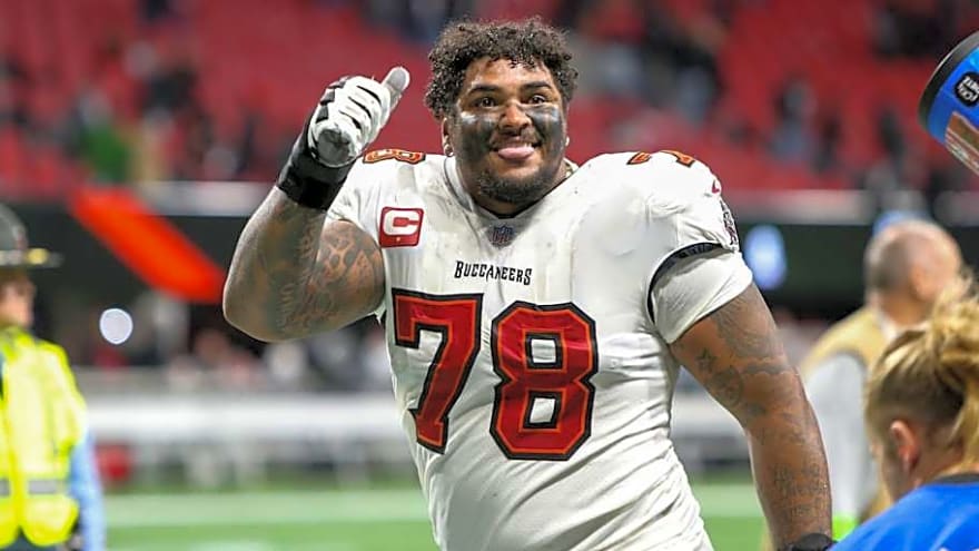 Former Iowa Hawkeyes OL Named NFL&#39;s Top Offensive Tackle