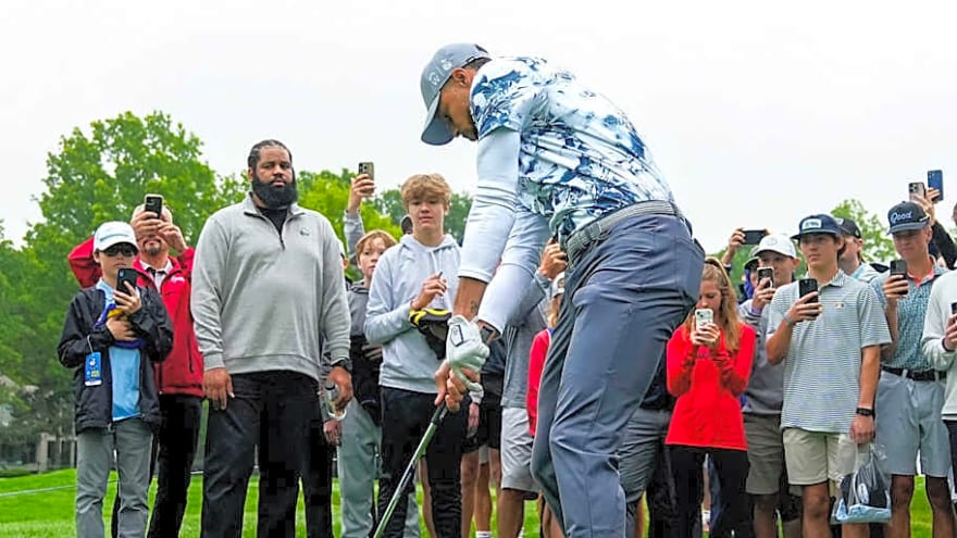 Warriors Star Steph Curry&#39;s Golf Celebration Goes Viral