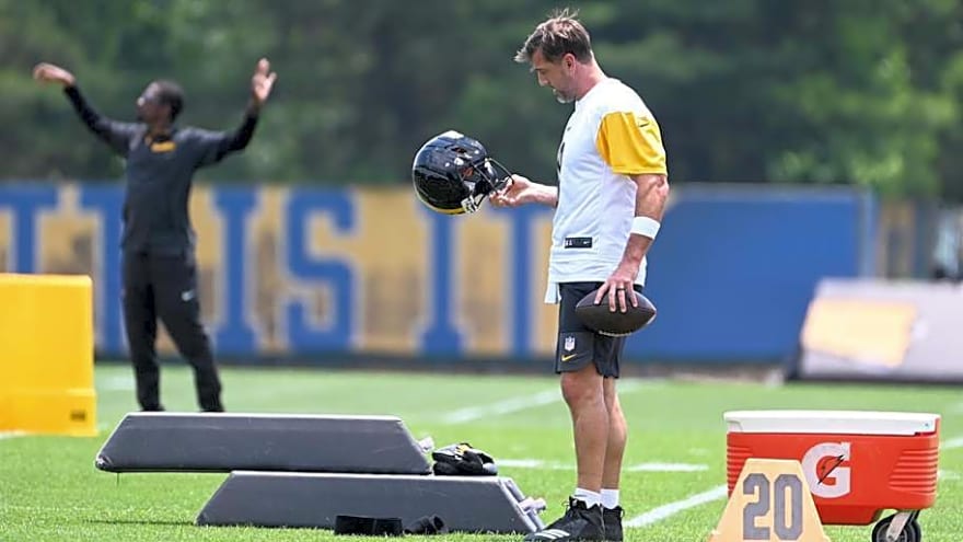 Justin Fields Or Aaron Rodgers? Ex-GM Reveals Bold Jets-Steelers Take