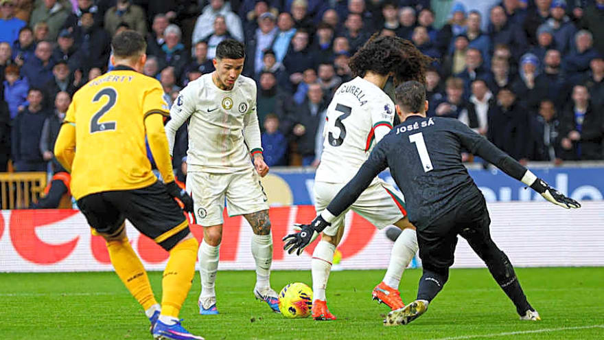 'He's got more freedom' - Liam Rosenior explains Chelsea star's 'different' role vs Wolves