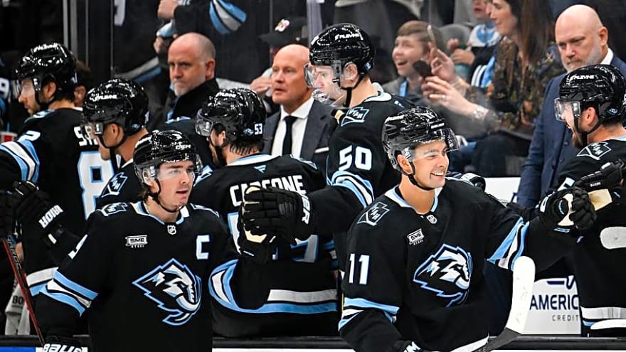 Mammoth crush the Blackhawks to open the season