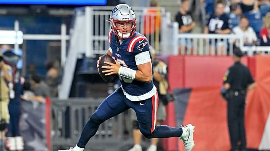 Tommy DeVito Leads Offense, Patriots Trail Eagles at Halftime