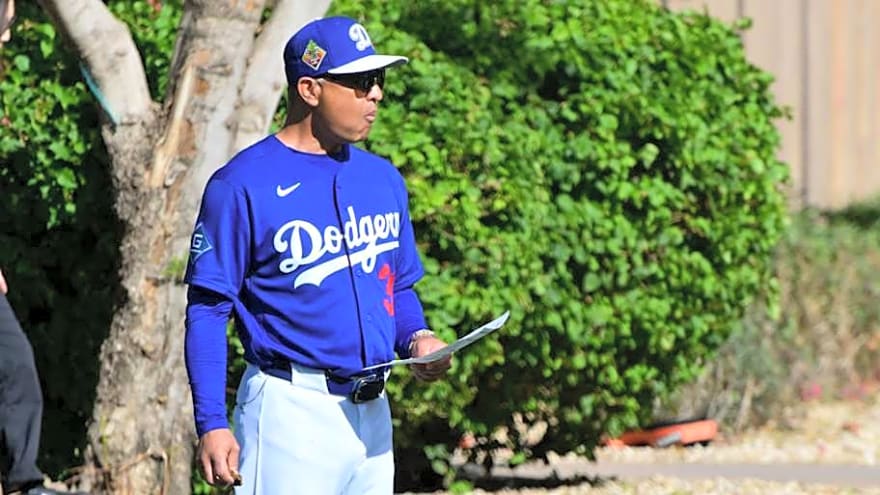 Inside Dodgers Clubhouse for Dave Roberts' Message Before First Full-Squad Workout