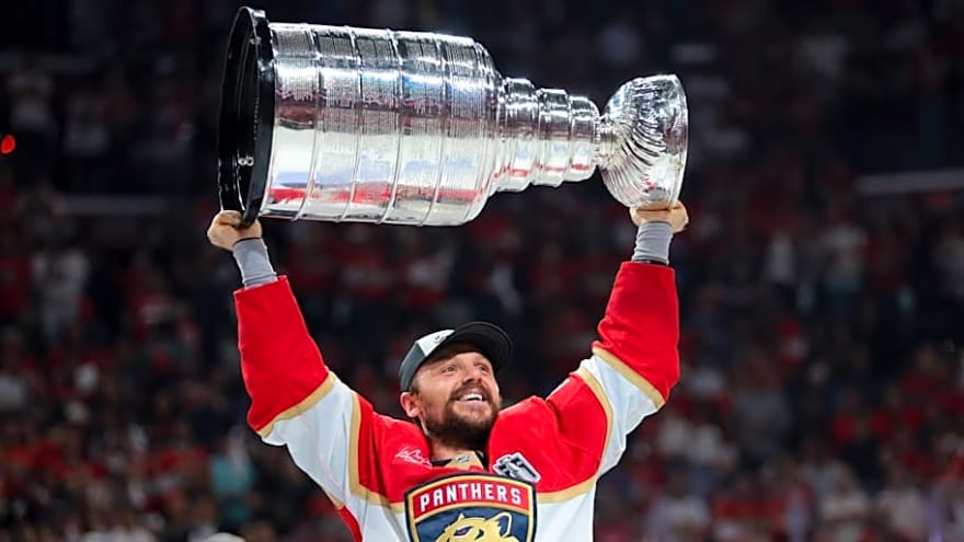 Panthers Winger Wants to Finish Career With Team