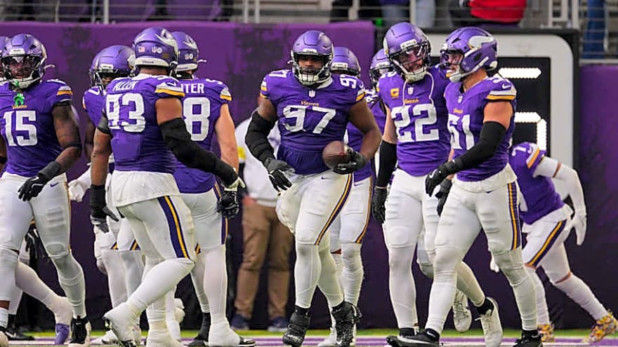 Vikings snap count analysis and notable PFF grades against Commanders