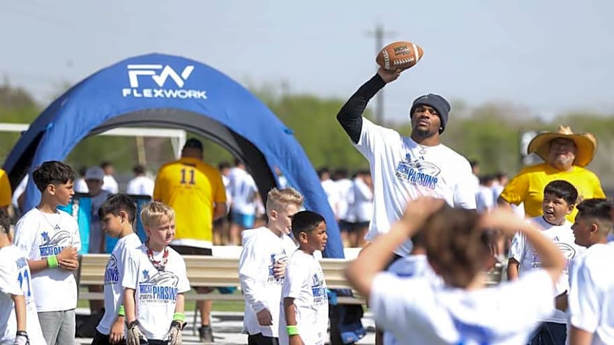 Micah Parsons gives heartwarming speech at HS jersey retirement