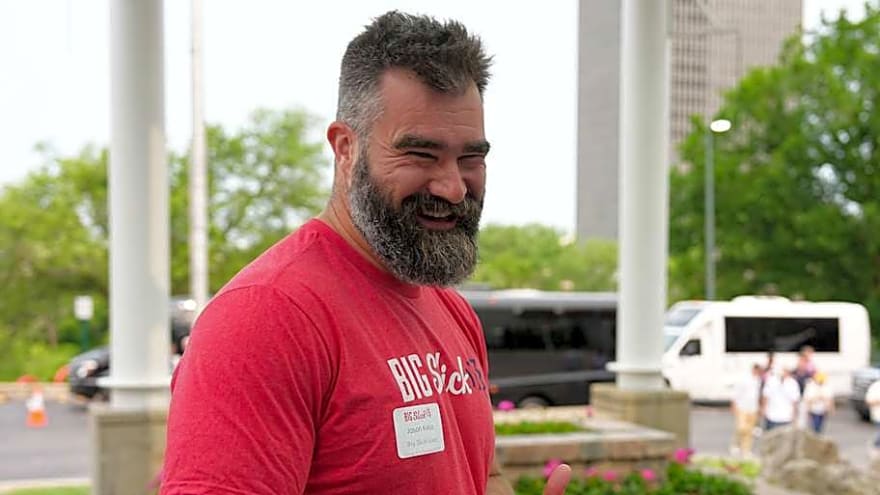 Jason Kelce shuts Antonio Brown gracefully as NFL community weighs in
