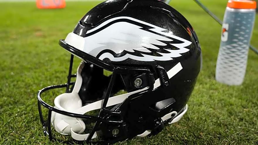 Eagles Bring Back DE For Third Stint In Philadelphia