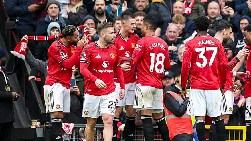 Sunderland Compete with Tottenham and West Ham for Manchester United Defender