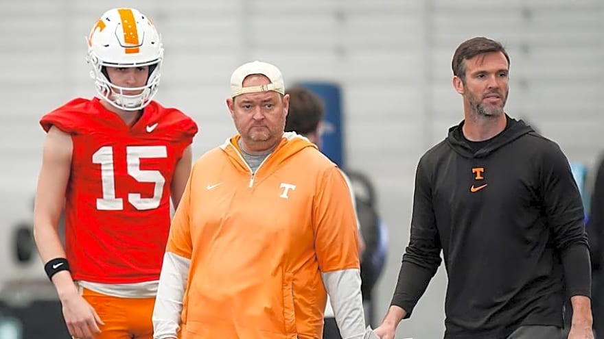 6-foot-7 Offensive Lineman Reacts to Offer from Volunteers