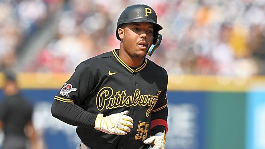 Pirates’ Esmerlyn Valdez Leaves Game After Hit By Pitch