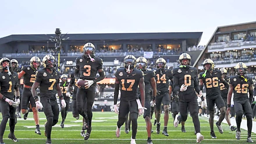 Kolbey Taylor Gets Rewarding Interception on Senior Day