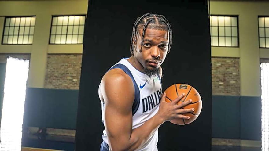 Mavericks cut fan-favorite in flurry of moves after preseason