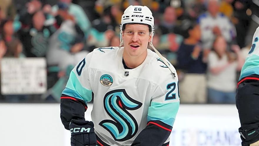 Why the Blackhawks must invite this fascinating free agent to training camp