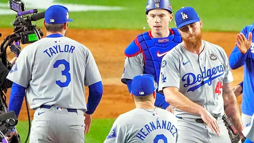 Giants Interested in Dodgers Free Agent: Report