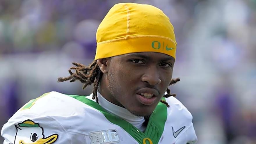 Oregon Displays Team Culture During Dakorien Moore's Hayward Debut