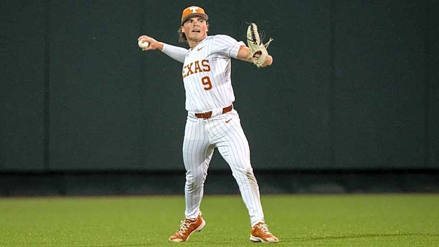 Texas Longhorns Outfielder Set to Enter Transfer Portal