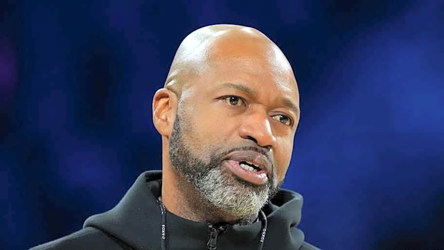 Magic starter gets hurt, heads to locker room vs. Sixers