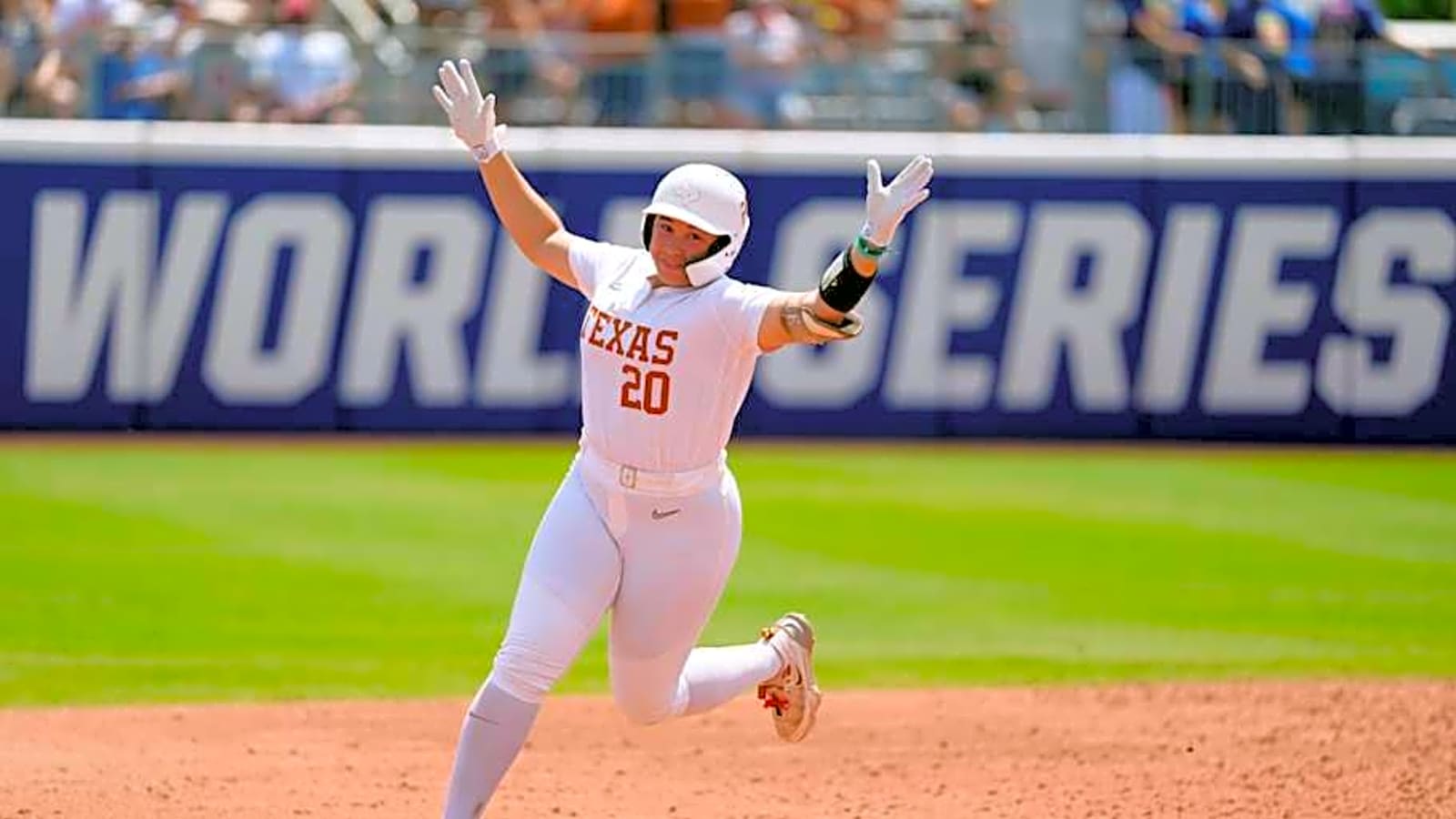 Texas Longhorns Sign Oklahoma State Transfer