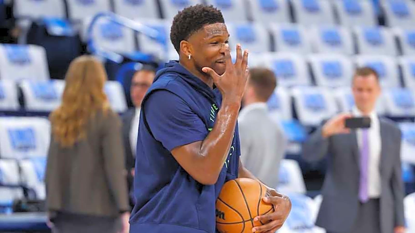 Anthony Edwards exits to locker room, returns in Game 1 against Thunder