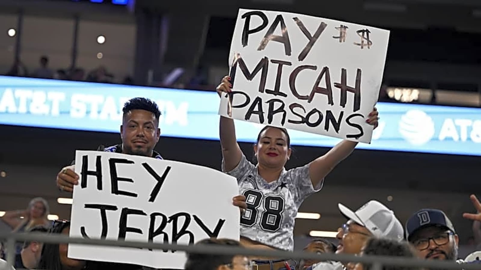 Cowboys fan removed from practice after criticizing Jerry Jones