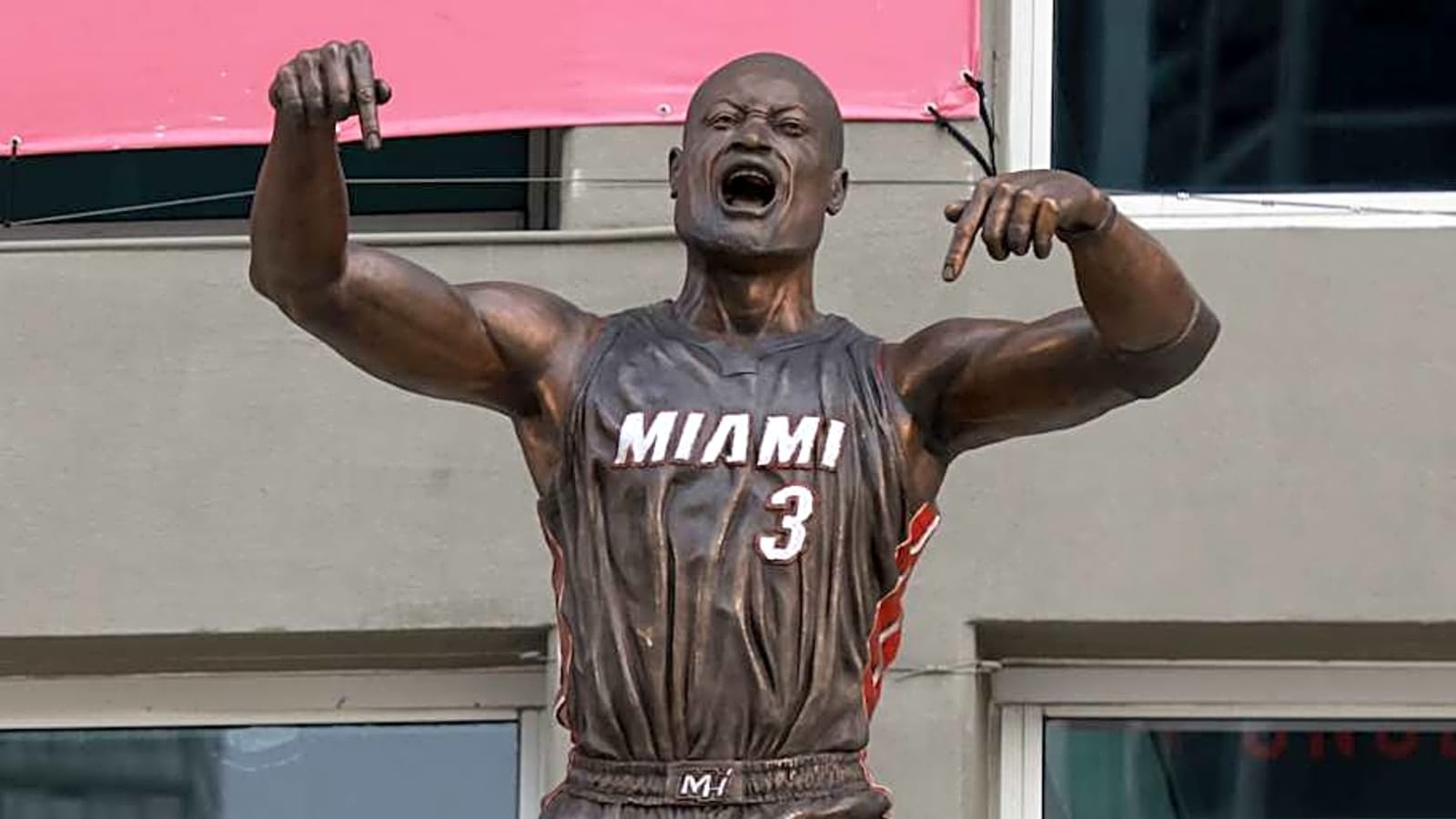 Ex-Lakers Star Hilariously Trolls Dwyane Wade Over Pat Riley Statue
